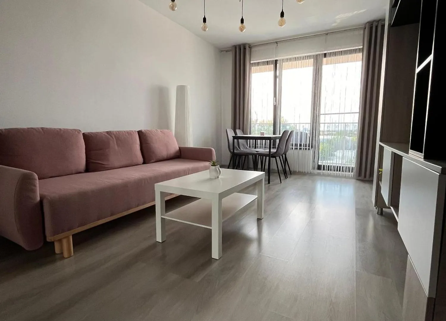 Sunset Apartment Otopeni Romania